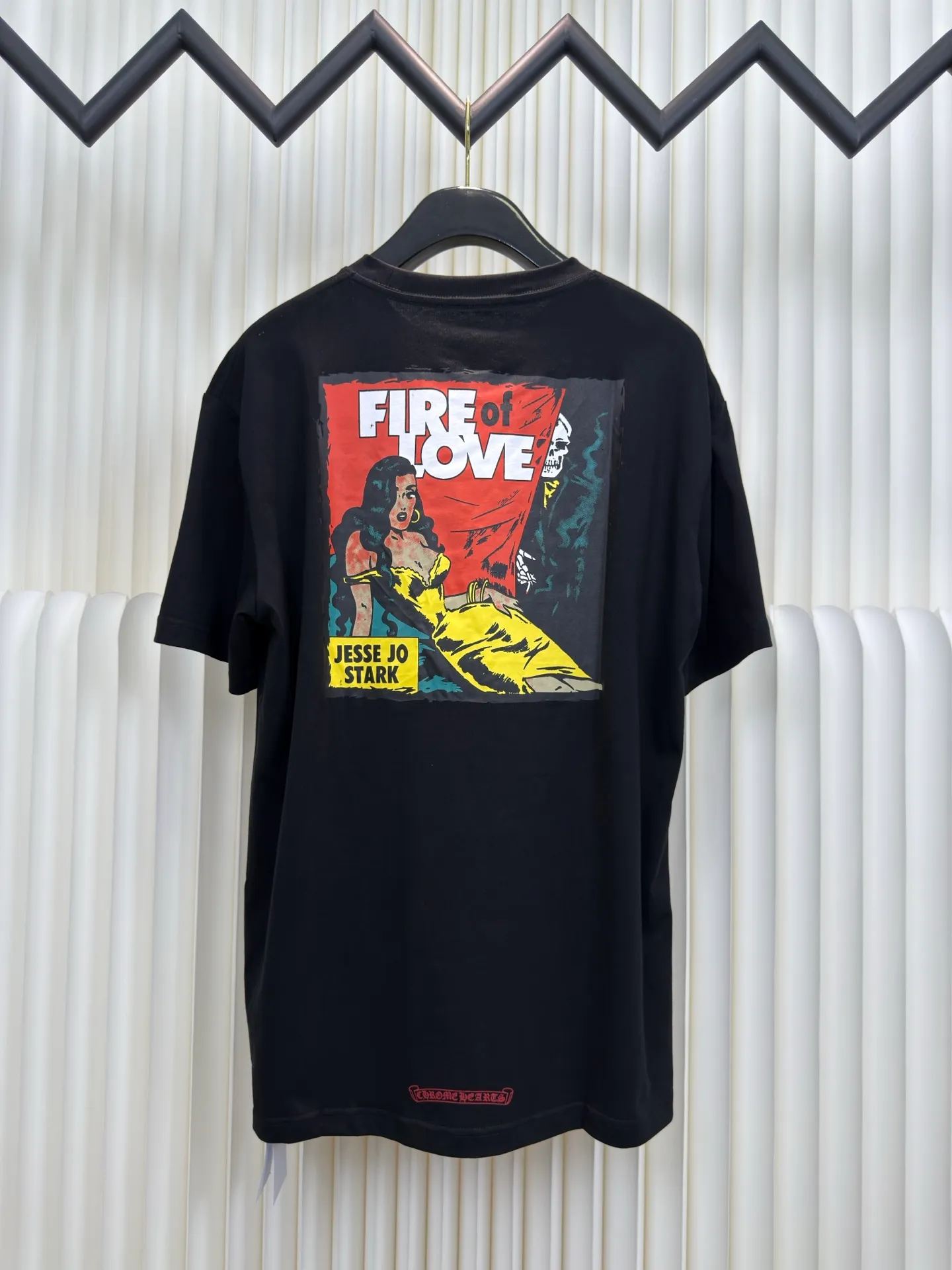 P250 Chrome Hearts comic printed short sleeves. The fabric is made of 26-woven 200g cotton. Printing is very important. The ink used in the original version is beyond the standard printing. General printing factories have no ability to restore it. After running many factories, the time pays off in the end. Size S M L